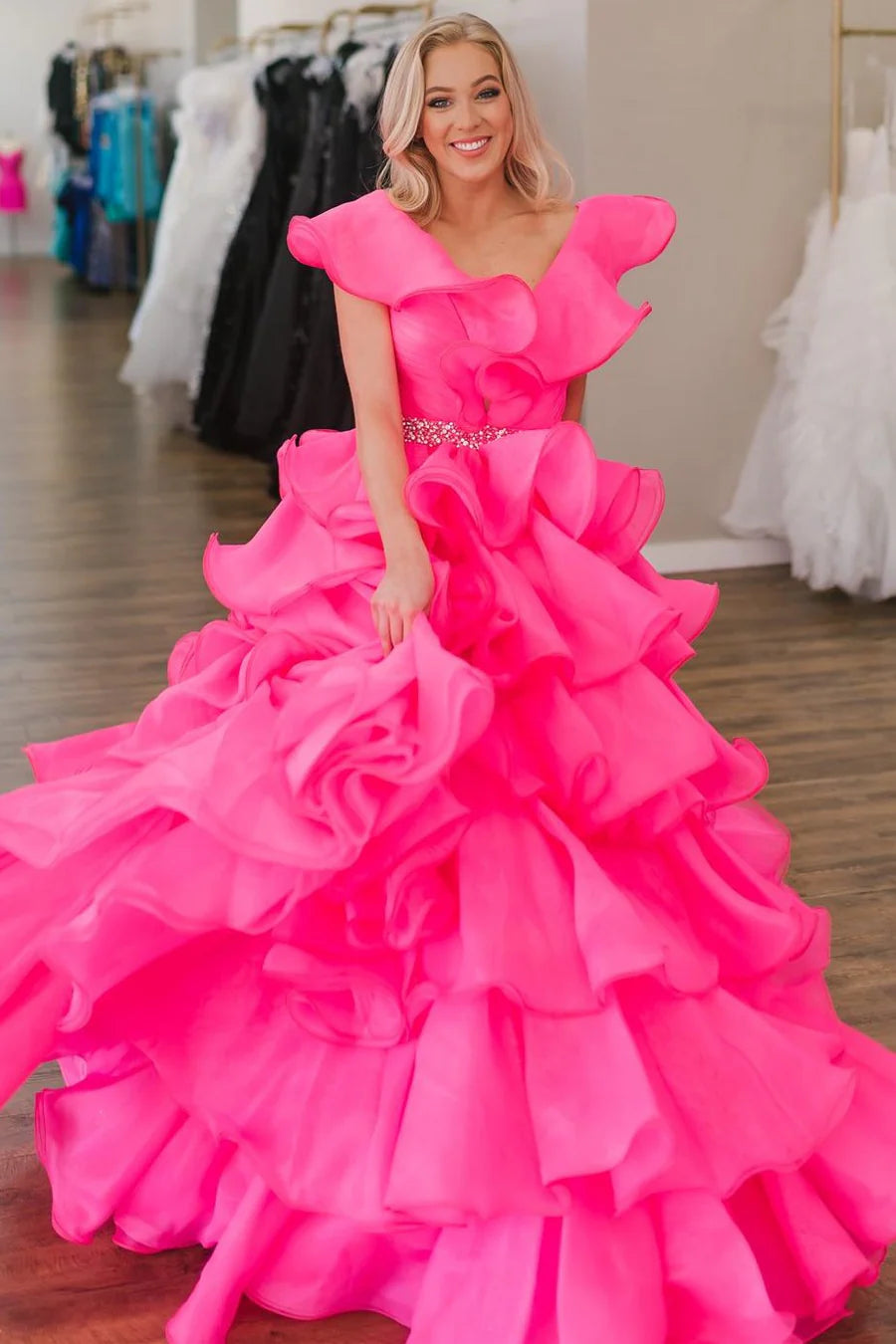 Vestido de fiesta con volantes en forma de A y varias capas